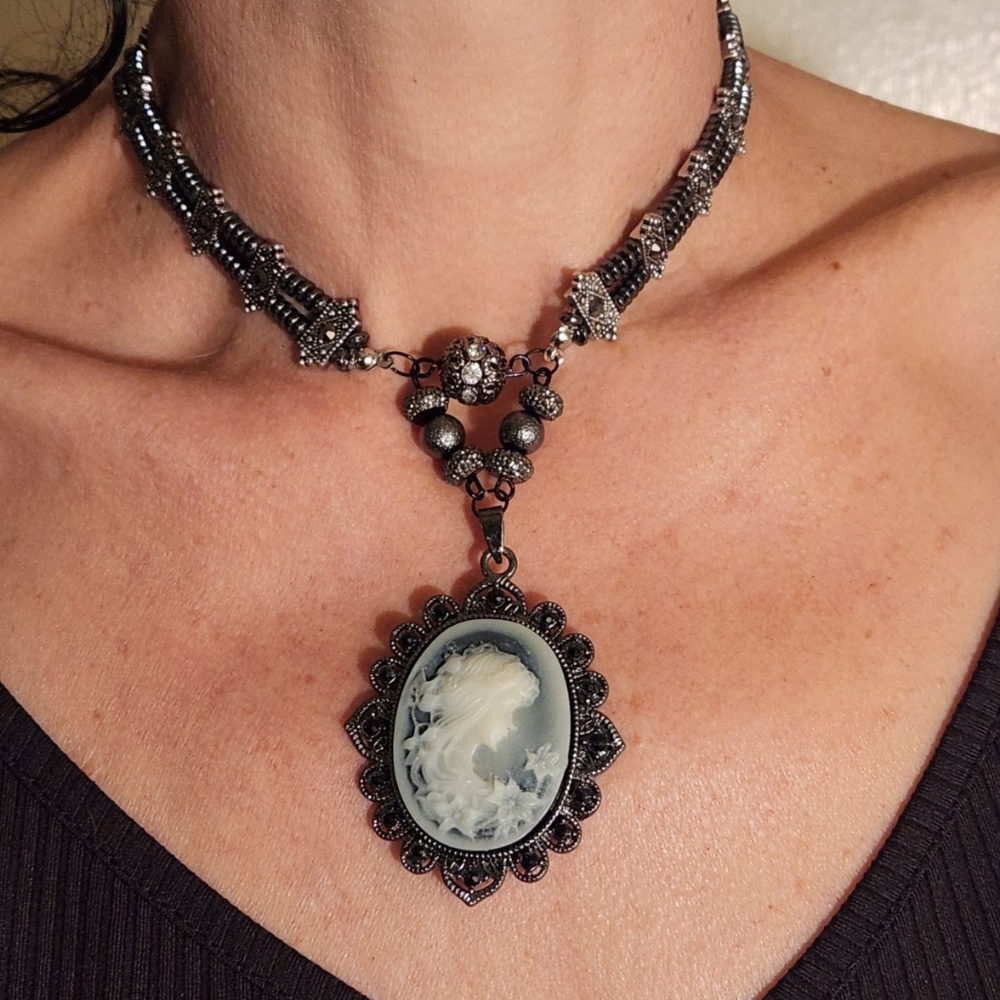 15.5" beautiful Cameo choker necklace.